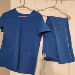 Figs scrubs like new